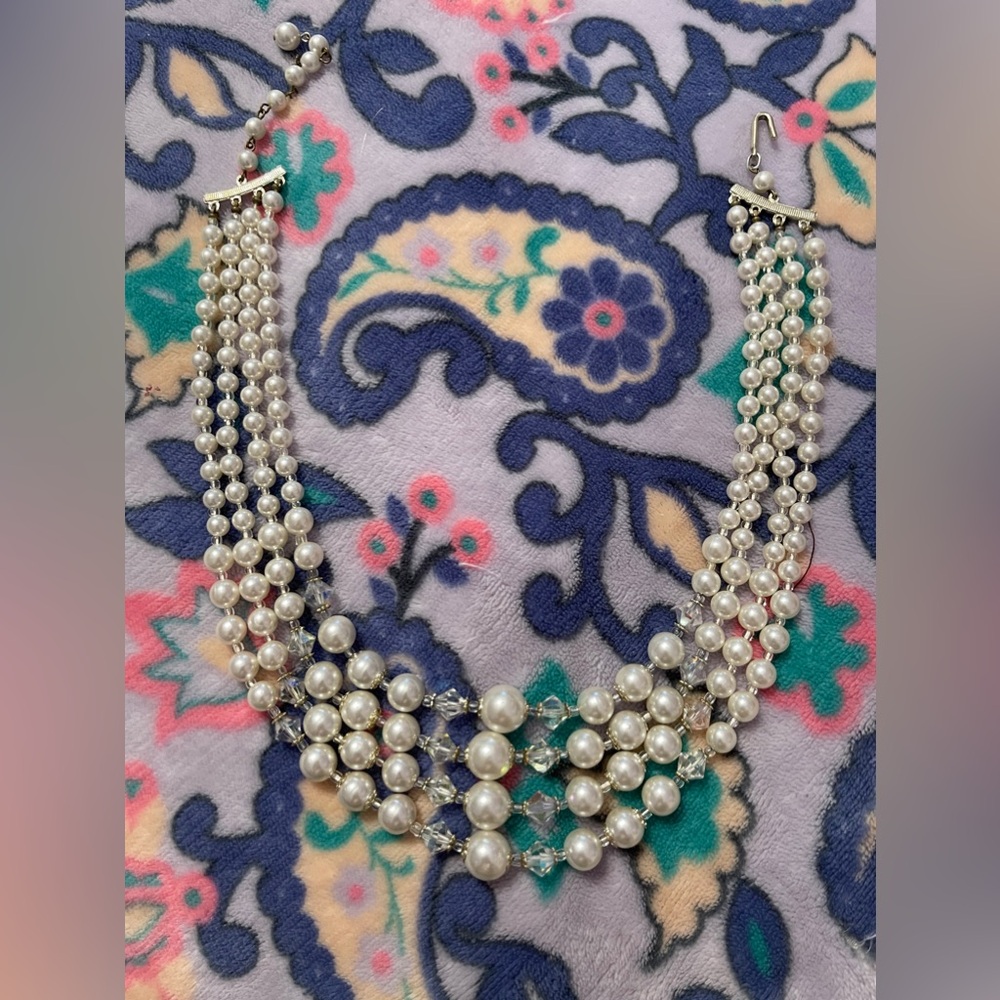 Faux pearls/glass crystals necklace